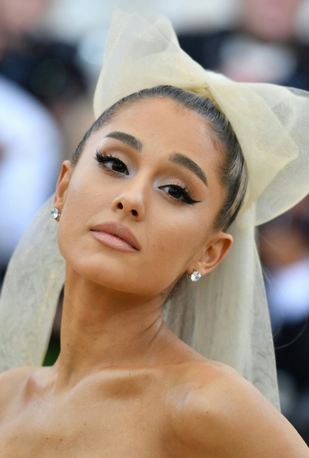 خطوات جمالية أساسية للحصول على إطلالة أريانا غراندي الشهيرة