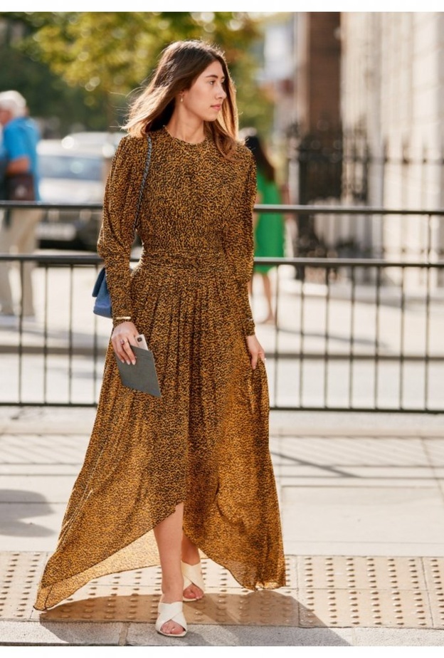  موديلات فساتين خريفية طويلة تناسب الطقس المتقلب