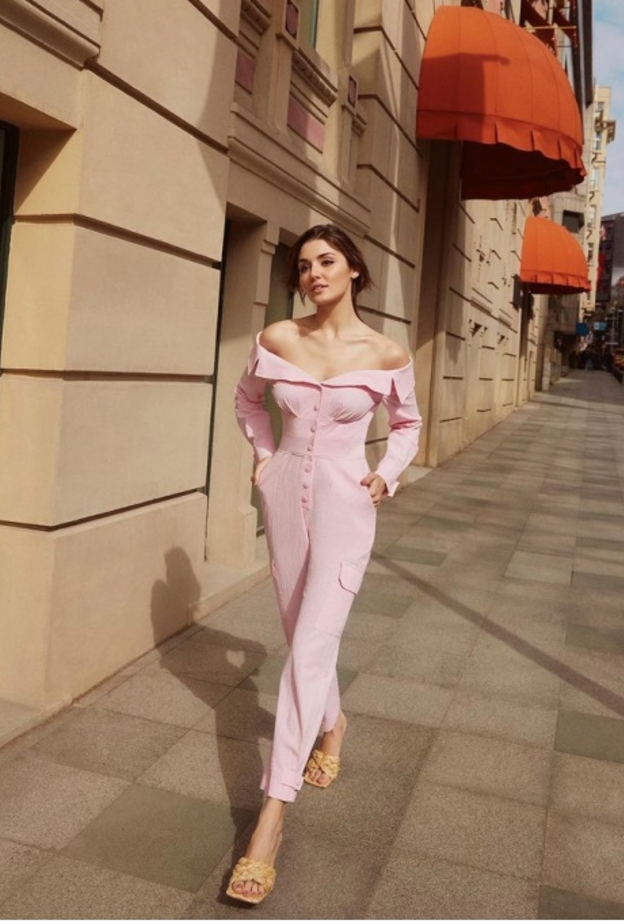 بدت ساحرة بالجمبسوت الزهري الذي تميّز بقصة الأوف شولدرز