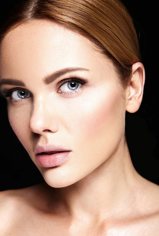 طرق تكبير الشفايف بالمكياج لاطلالة مميزة في يوم المرأة الإماراتية