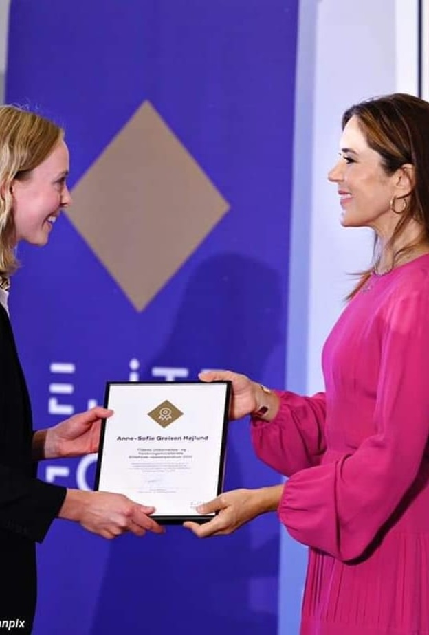 الأمير ماري بفستان أنيق متوسط الطول من ماركة No 21