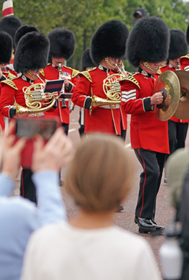عودة مراسم تغيير الحرس الملكي في قصر باكنغهام للمرة الأولى منذ مارس 2020