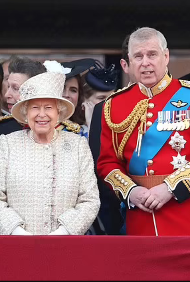 ملكة بريطانيا لا ترغب في حرمان الأمير أندرو من ألقابه الشرفية العسكرية