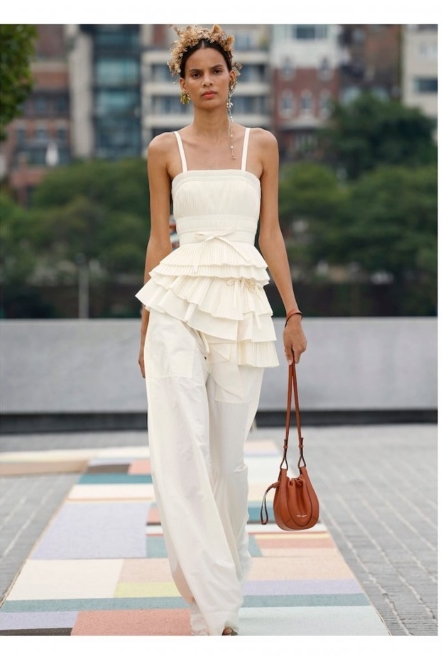 القصّة المستقيمة بأسلوب كلاسيكي بسيط بتصميم من Alberta Ferretti