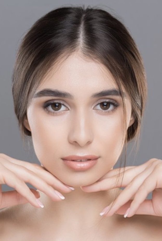 شفط دهون الذقن يزيل الدهون الزائدة من تحت الذقن