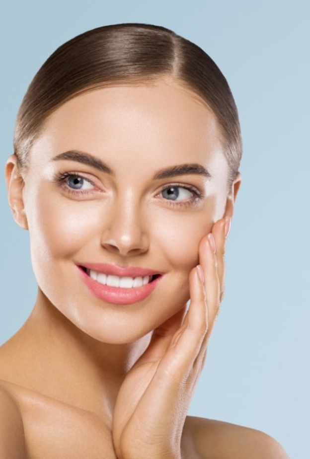 أفضل خلطات تبييض الوجه وتفتيح البشرة قبل يوم المرأة الإماراتية