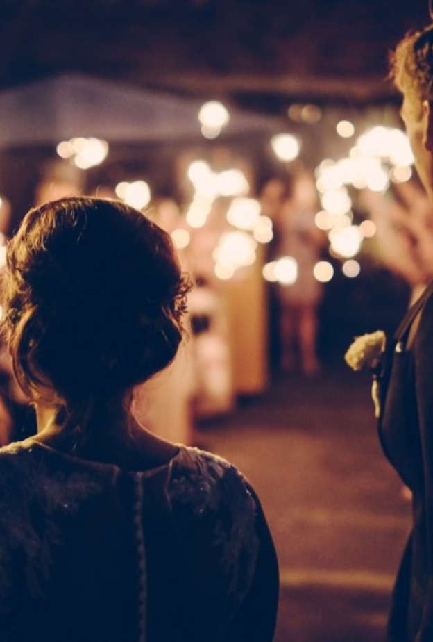 الحديث عن تكلفة حفل الزفاف، والتذمر بشأن المال وإبداء استياء Andreas Rønningen