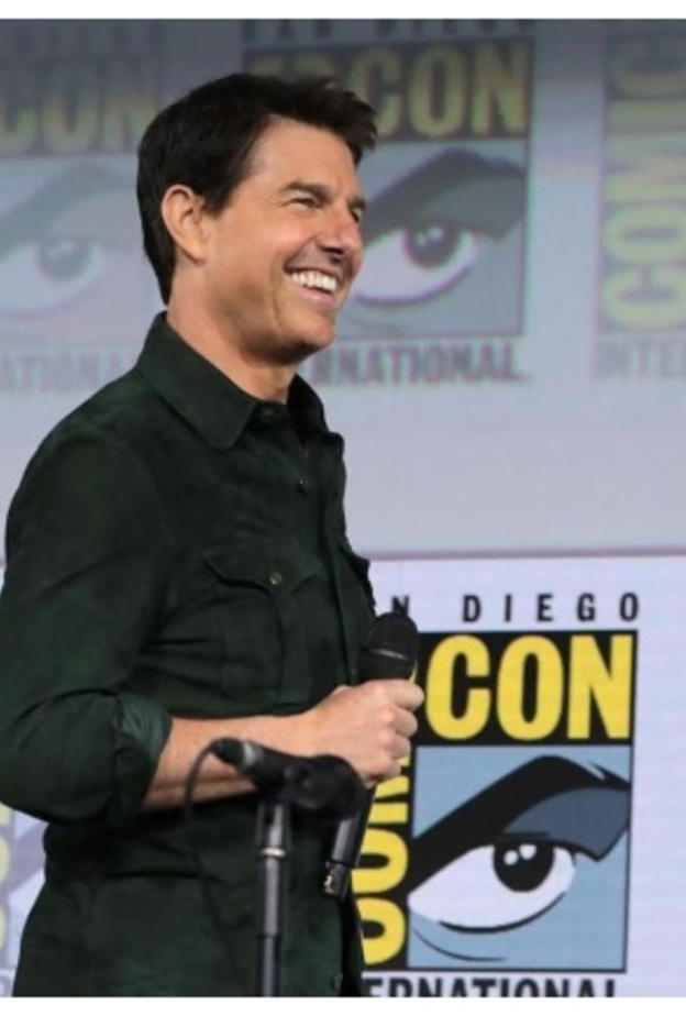 توم كروز يواصل تصوير Mission: Impossible 7 ويفاجئ عائلة بريطانية بالهبوط في حديقة منزلهم!