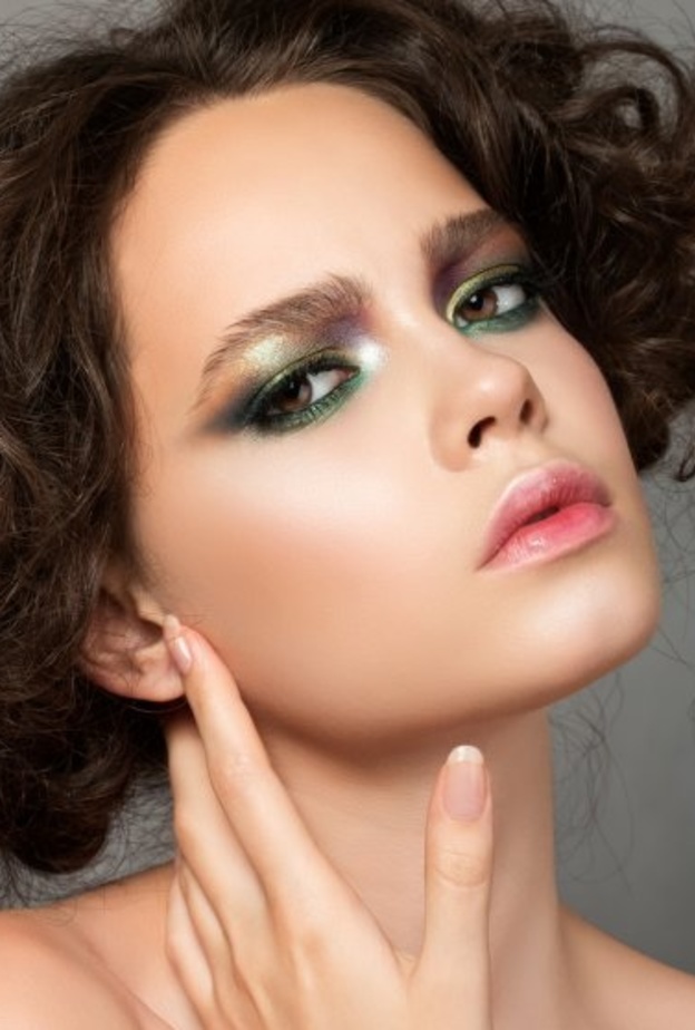  مكياج بألوان العلم الاماراتي احتفالاً بيوم المرأة الإماراتية    2021