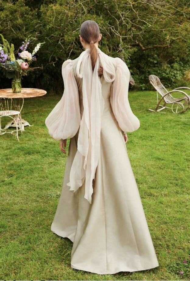 تبدع المصممة الإماراتية بدرية فيصل في علاماتها بليتش أزياء عصرية 