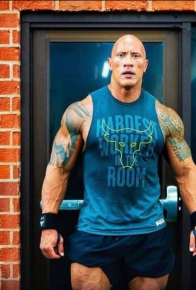 ذا روك يستعرض عضلاته_ الصورة من حسابه على فيس بوك