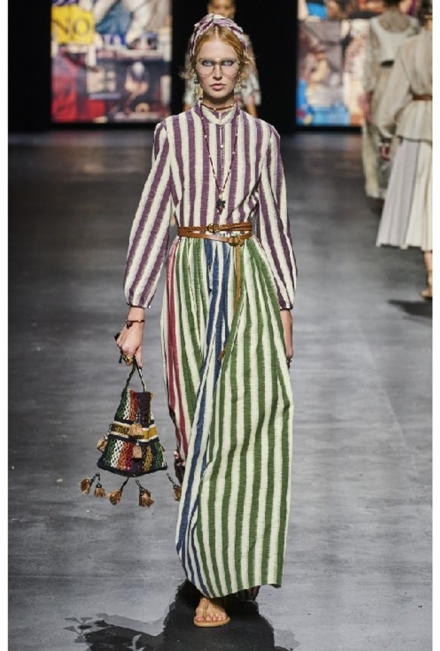 الخطوط بالشكل العامودي تجعل القامة تبدو أطول. اطلالة من Dior