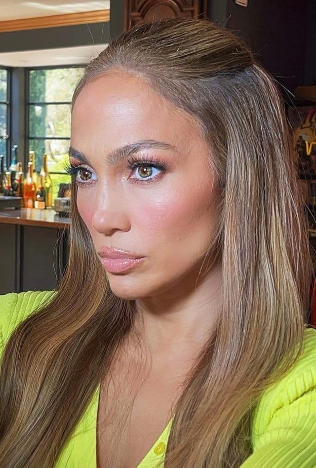 مكياج يناسب ملابس النيون من وحي إطلالات جنيفر لوبيز الأخيرة