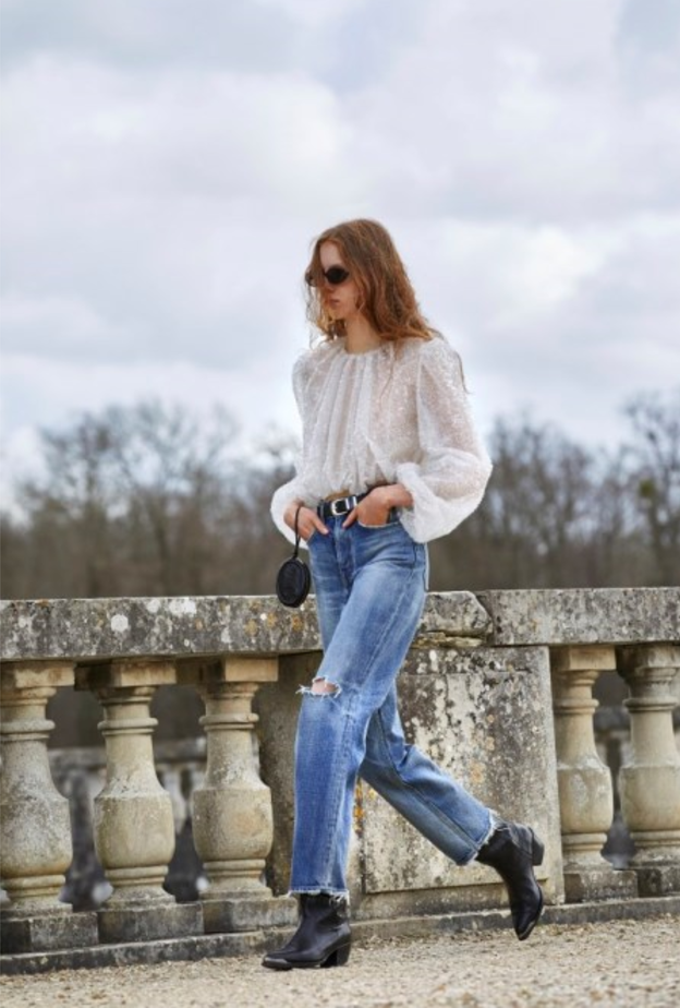 نسّقي البنطلون الدنيم الممزق مع التوب الأبيض الواسعة من وحي إطلالة دار Celine