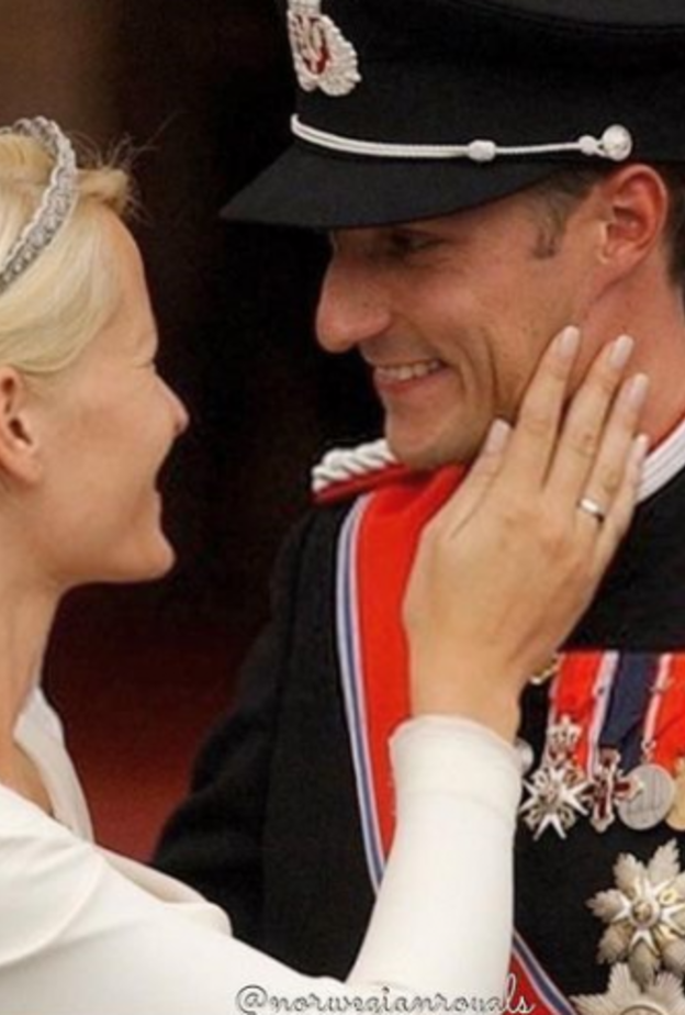 في ذكرى زواجها الـ 20.. لماذا لٌقبت ميت ماريت بـ "ساندريلا" يوم عٌرسها؟