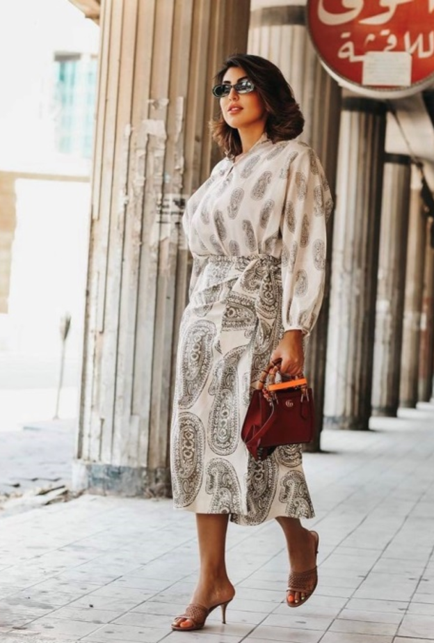 أطلت دانة الطويرش بالتوب الأبيض مع التنورة الـWrap وكلاهما بنقشة الـ paisley الرائجة