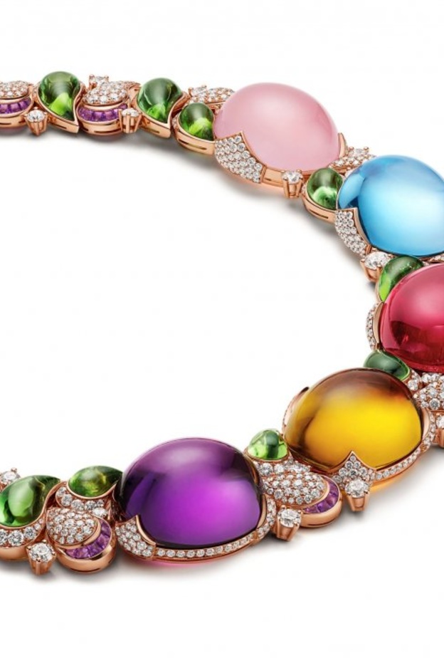 عقد PRODIGIOUS COLOR مرصع بنحو 288.2 قيراط من الأحجار الكريمة بقطع الكابوشون