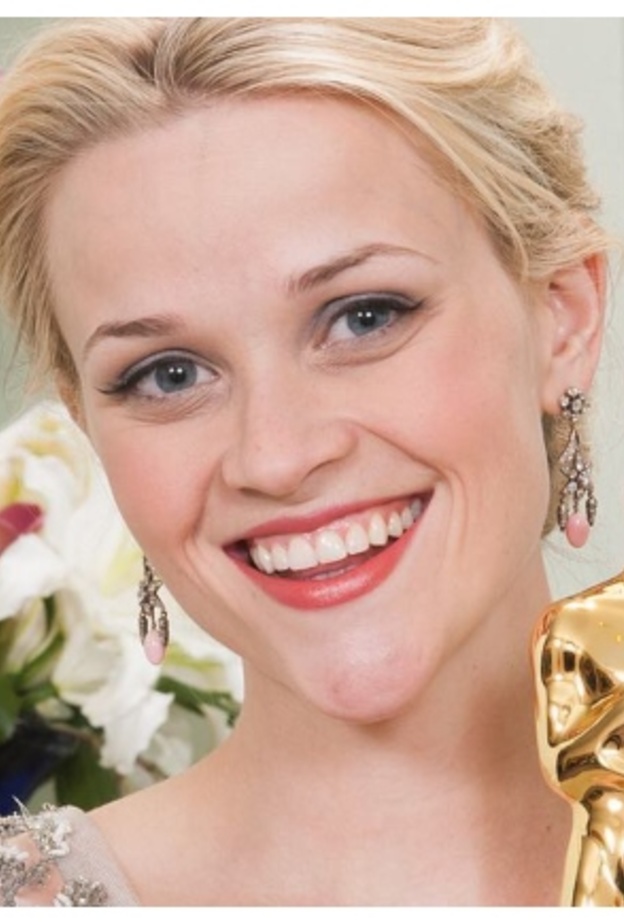 صورة ريز ويذرسبون تمسك بجائزة الأوسكار_ الصورة من حساب أكاديمية التليفزيون