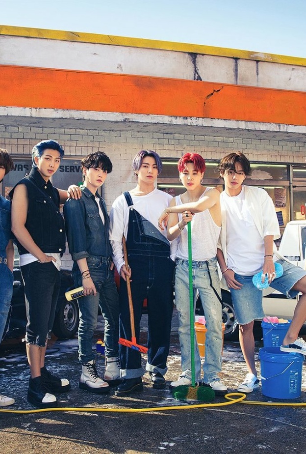 صورة لفرقة BTS من الحساب الرسمي لوكالة بيغ هيت على تويتر المسؤولة عن إدارة اعمالهم