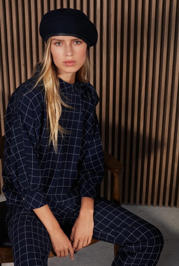 مجموعة الأزياء النسائية والرجالية من كارولينا هيريرا لموسم خريف وشتاء 2021 