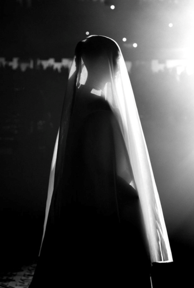 كيم خطفت الأنظار بفستان زفاف من Balenciaga مع الطرحة الطويلة- الصورة من صفحة Jason Peterson