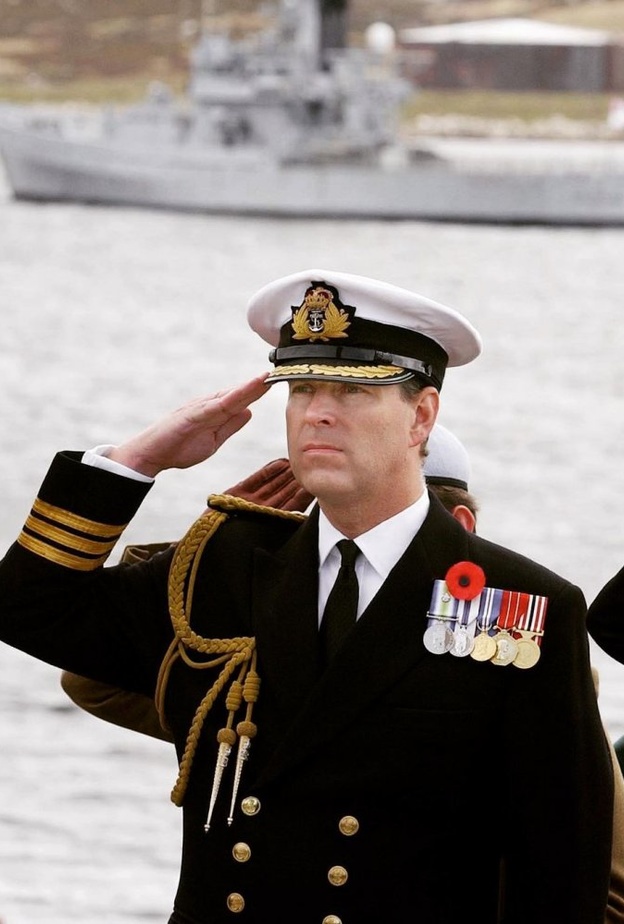 تقارير: ملكة بريطانيا ترغب في احتفاظ ابنها "المدلل" أندرو برتبته العسكرية الشرفية