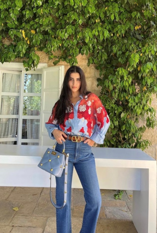 ديما الشيخلي نسقت لوكا عصريّا من توقيع Valentino بصيحة الدنيم مع القميص المعرقة