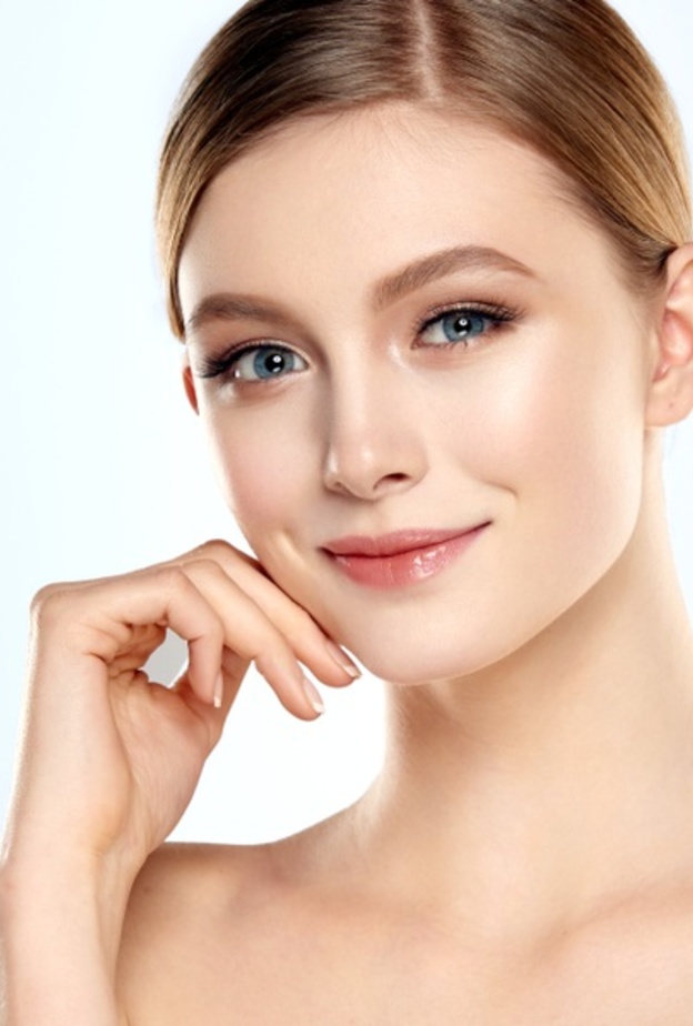 كيفية الحصول على بشرة مشرقة وناعمة في يوم المرأة الإماراتية