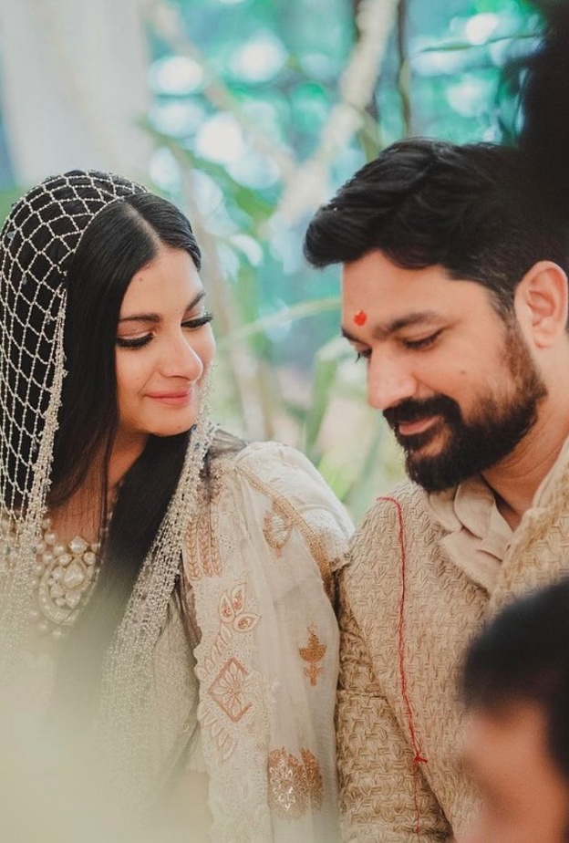 طرحة زفاف مصنوعة من سلاسل من اللؤلؤ 