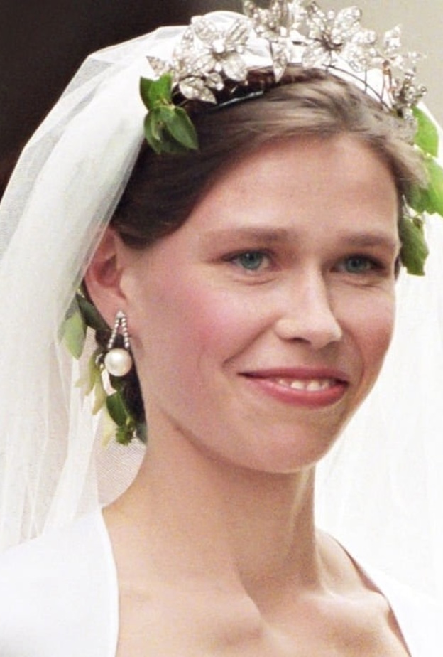 إطلالة ليدي سارة شاتو في حفل زفافها