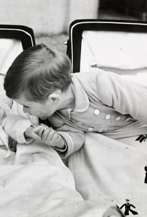 الأمير تشارلز يحكي عن ذكريات طفولته مع الأميرة آن في قصر باكنغهام 