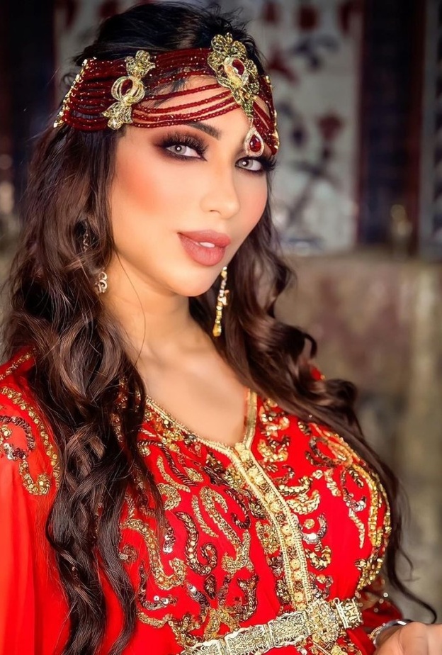  قصات شعر مدرج مع اكسسوارات الشعر من وحي اطلالات دنيا بطمة- الصورة من حسابها على انستغرام