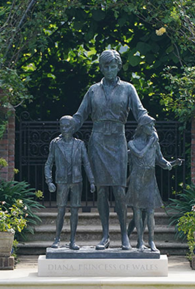 فتح باب الزيارة لتمثال الأميرة ديانا في قصر كنسينغتون في ذكرى وفاتها