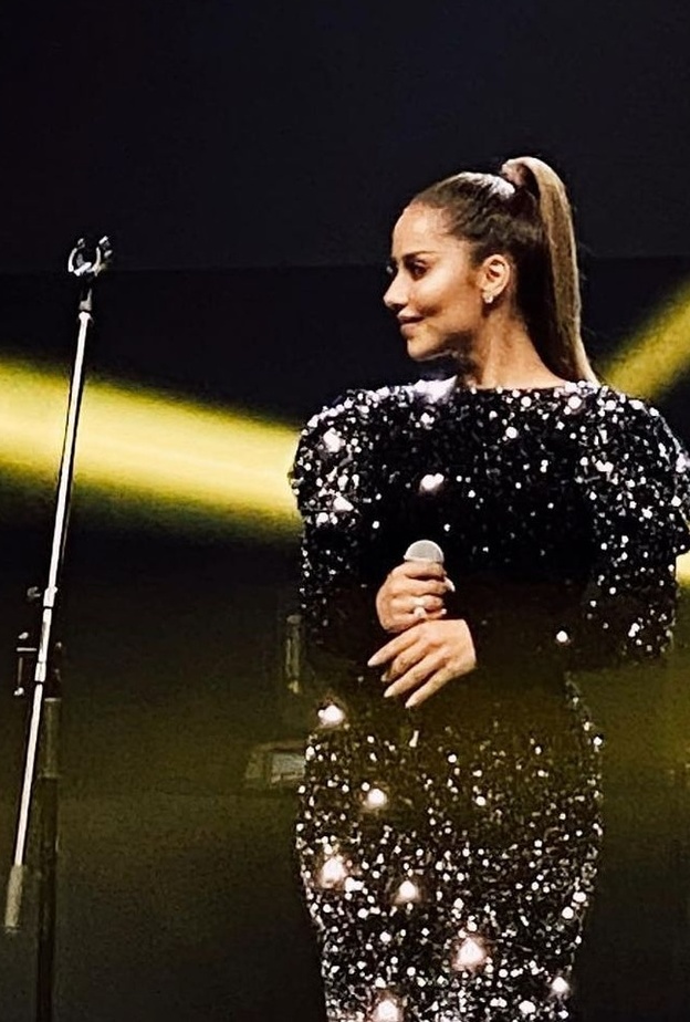 بلقيس تواكب صيحة الجمبسوت باللون الأسود اللامع