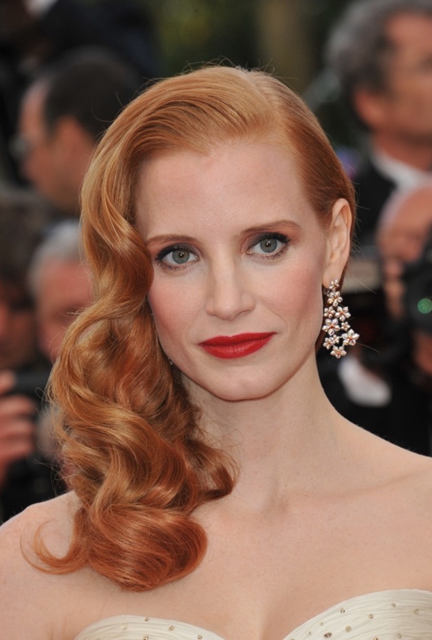 تسريحات شعر ويفي ناعمة للسهرات قبل حلول خريف 2021