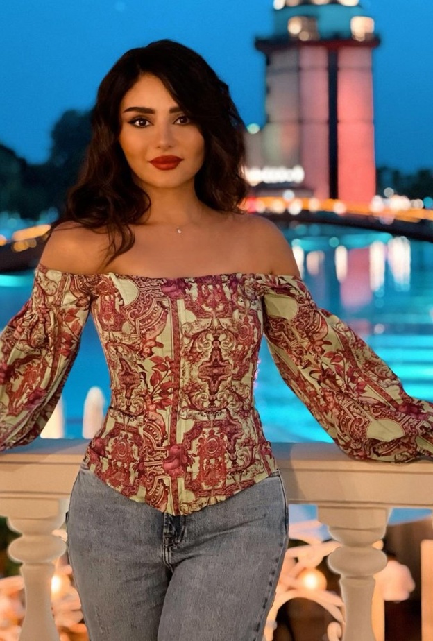 افكار تنسيق ازياء اوف شولدرز على طريقة هيفاء حسوني