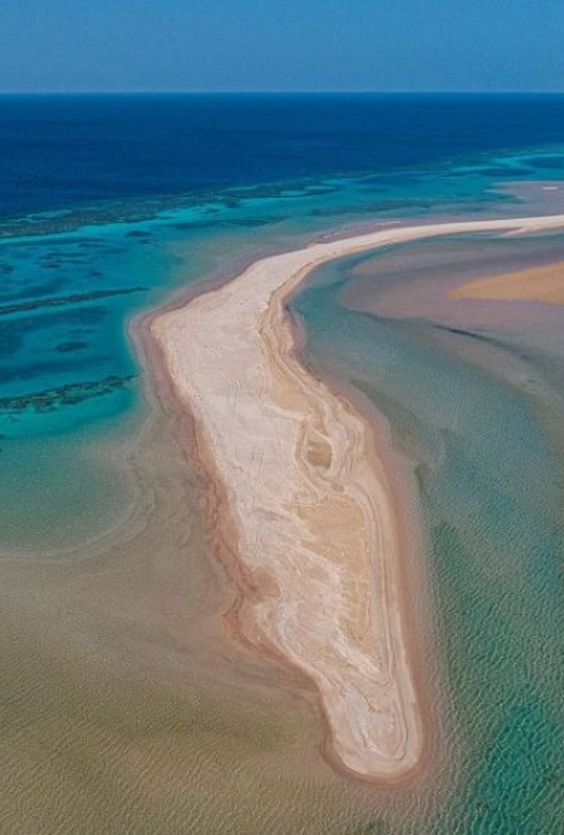 شاطئ قيال بتبوك.. جزر بكر وطبيعة ساحرة تأسر قلوب الزوار- المصدر وكالة الأنباء السعودية