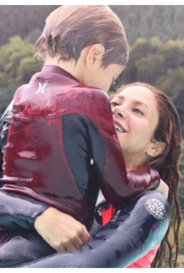 شاكيرا تشارك صورة نادرة لأبنائها ميلان وساشا..لاحظ كيف كبروا