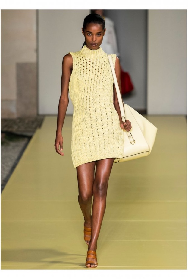 قصّّّة الأميرات بفستان ميدي أنيق وراقي من تصميم Alexander McQueen