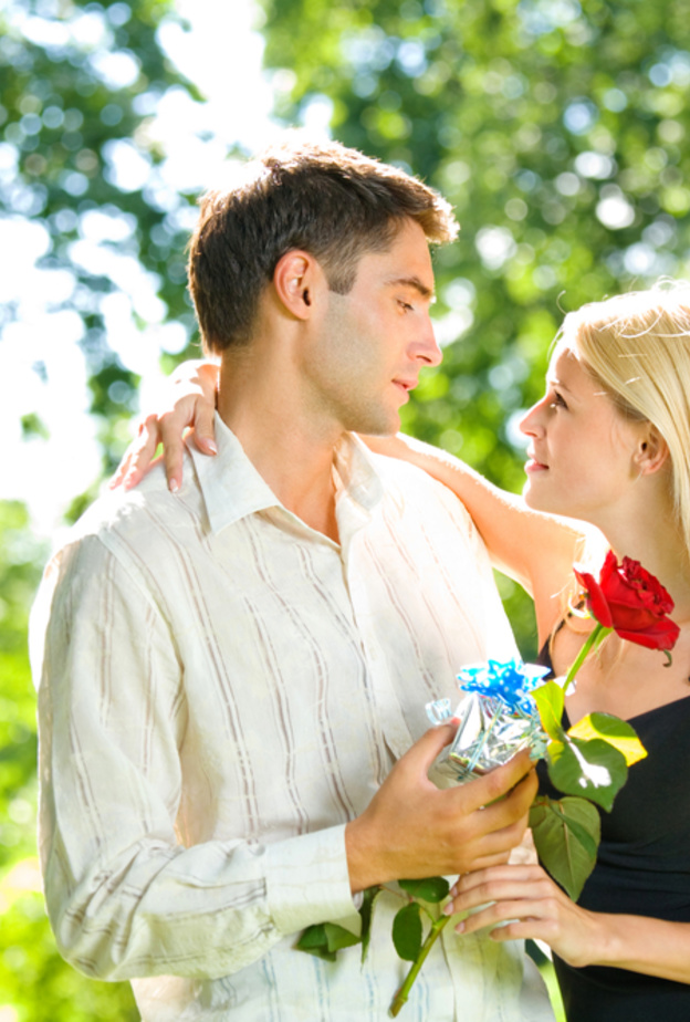 shutterstock_الغيرة من الأمور الطبيعية بين أي عروسين في فترة الخطوبة