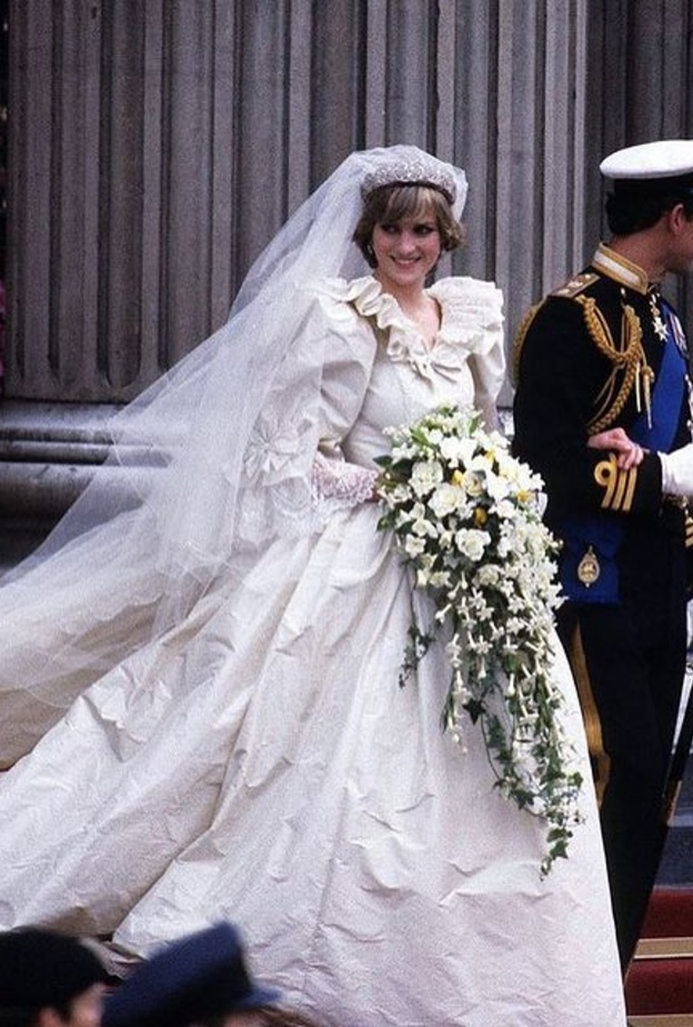 كيف أخفت ديانا بقعة العطر في فستان زفافها