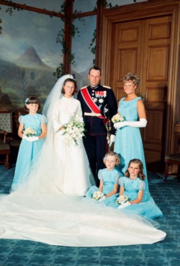 في ذكرى زواج ملك وملكة النرويج الـ 53.. قصة حب دامت 9 سنوات توجت بالزواج الملكي السعيد