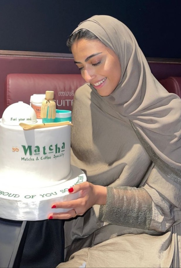 انهمار دموع يارا النملة فرحا بمفاجأة عائلتها 