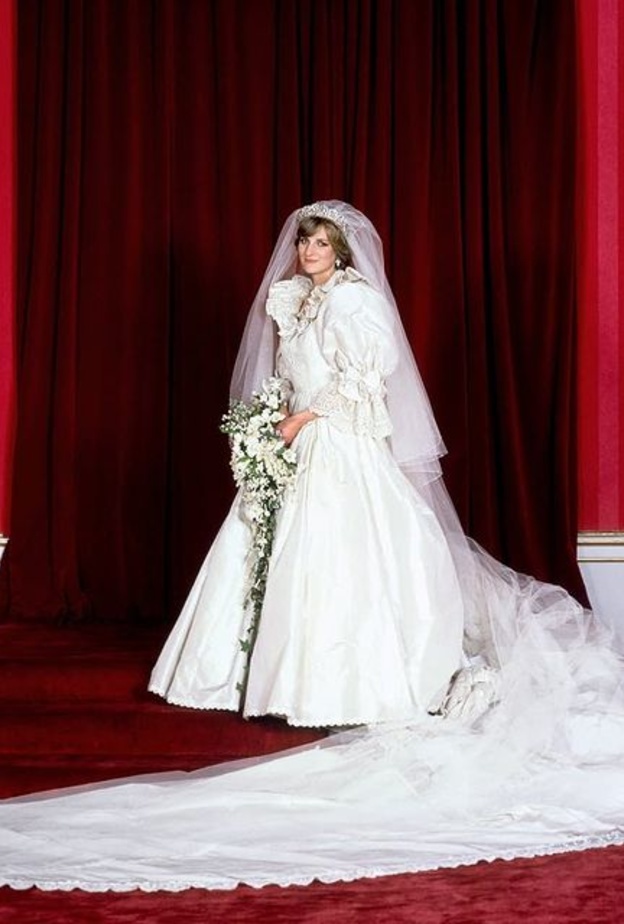  سعادة المصمم ديفيد إيمانويل بمكالمة ديانا