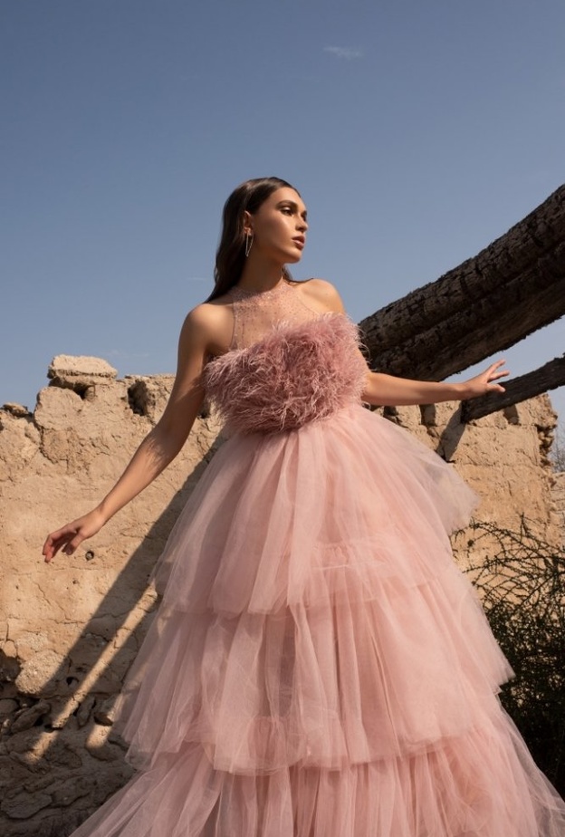 فستان سهرة زاهي مزين بالريش المصدر nadesignsofficial