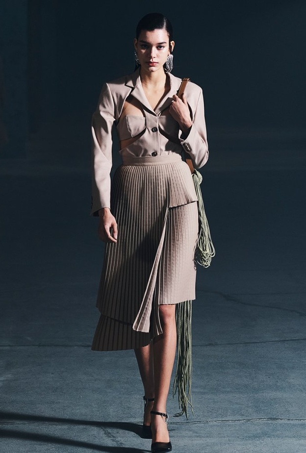 تنسيق التنورة البليسيه الهندسية مع التوبات من وحي دار Rokh