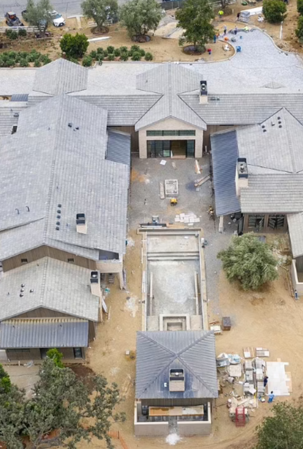 قصر كريس جينر في مجمع عائلة كارداشيان