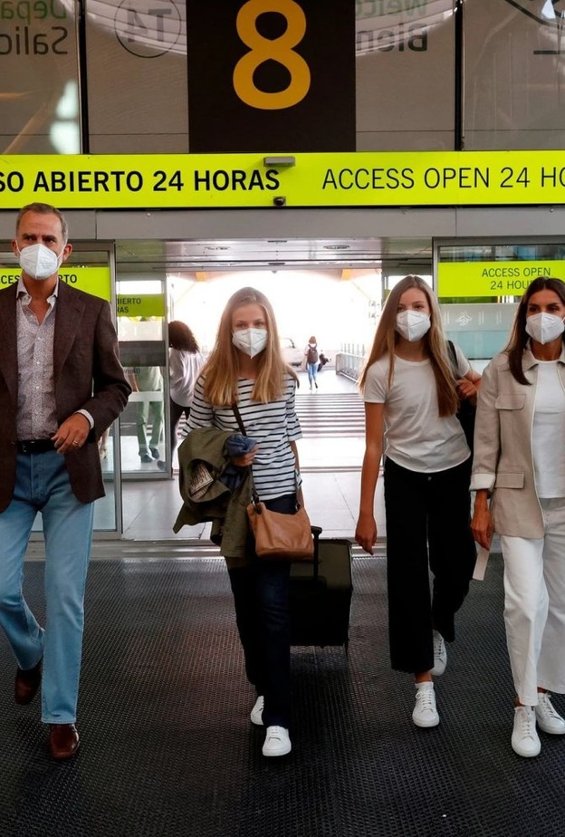 ملك وملكة إسبانيا يودعان ابنتهما الكبرى في المطار قبل سفرها إلى ويلز 