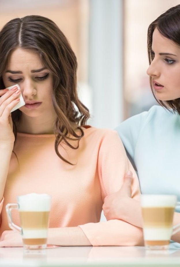 كيف تتعاملين مع صديقتك الحزينة