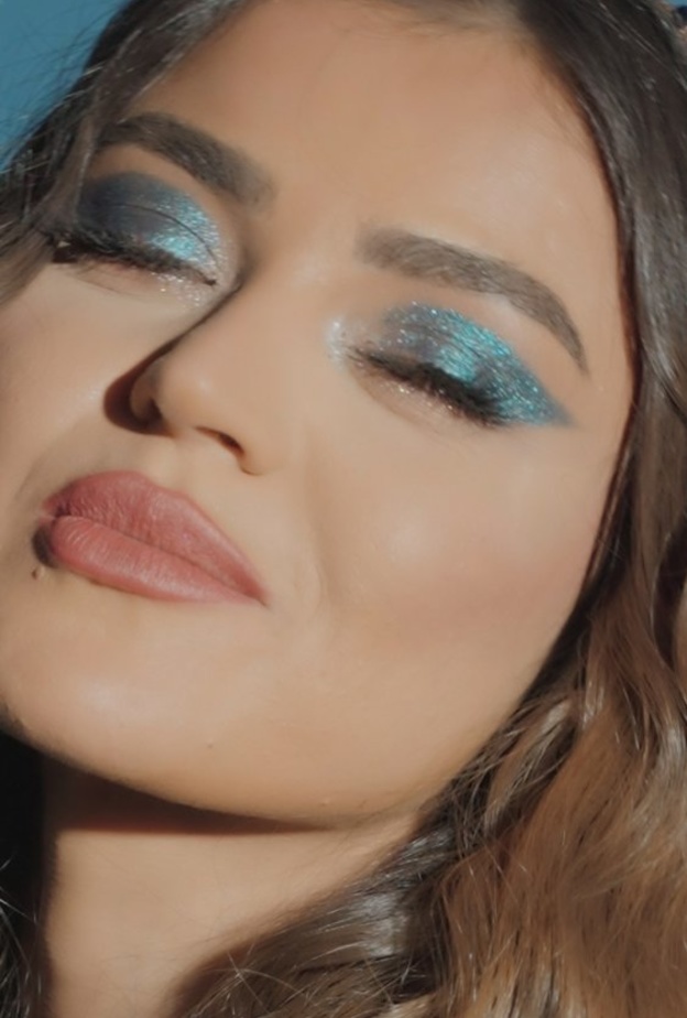 خطوات تحويل المكياج النهاري الناعم إلى مسائي مع لين أبو شعر 